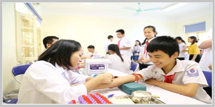 학교에서 진행되는 학생 건강검진, 채혈 검사 모습