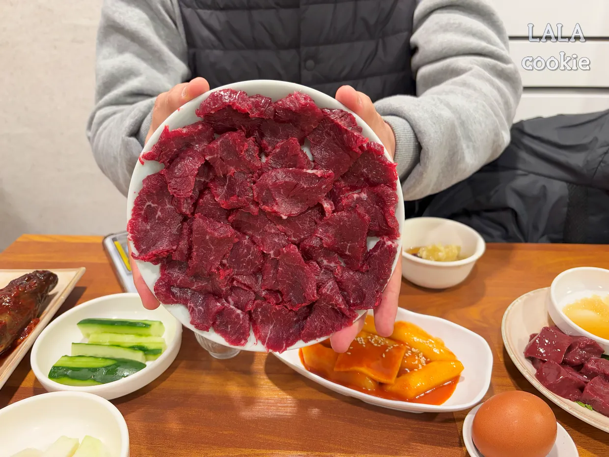 대구-상인동-생고기-맛집-최윤숙안동생고기뭉티기-접시에-붙어있는-생고기