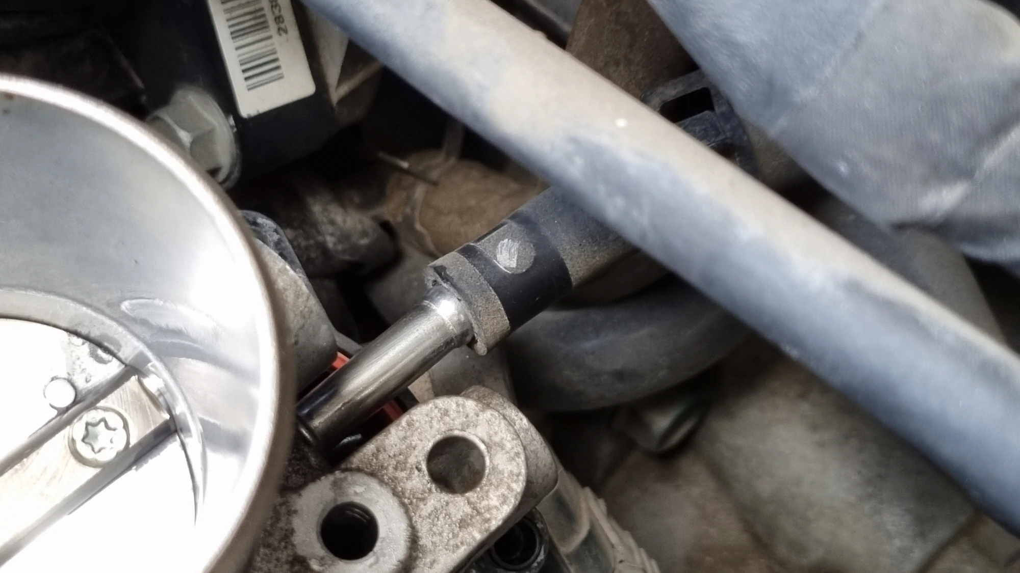 스로틀바디 배관 끼우는 모습