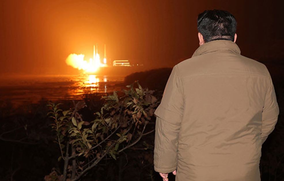 발사체 보고잇는 김정은