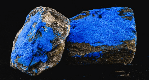 은색 금속위에 파란색 가루