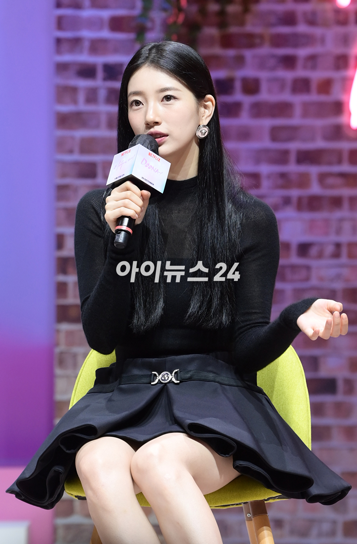 배우 수지가 18일 오전 서울 강남구 삼성동 coex신한카드artium에서 열린 넷플릭스 시리즈 &#39;이두나!&#39; 제작발표회에 참석하고 있다. [사진=정소희 기자]