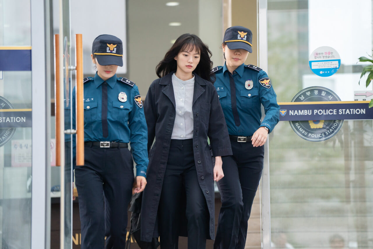 경찰서에서 나오는 담임 선생님과 그 옆을 경호하는 여경