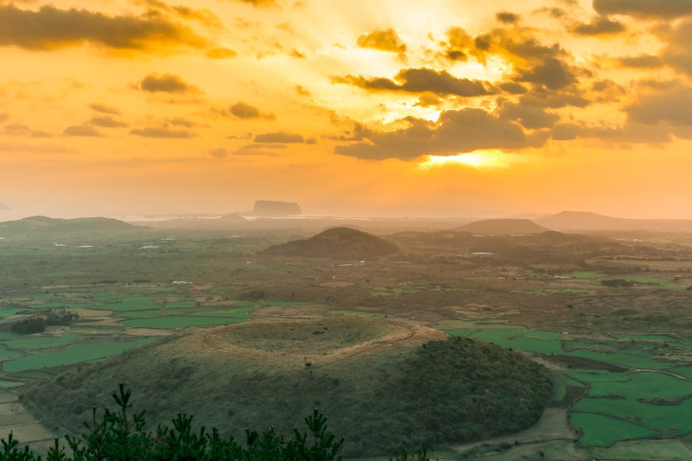 제주 다랑쉬오름 정상에서 바라본 일출 풍경 사진(출처: NOL World)