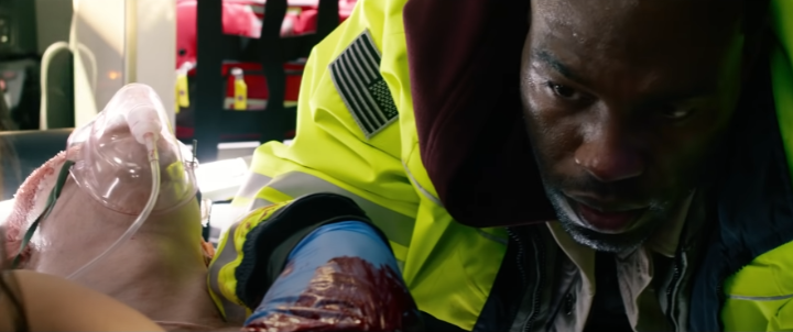 부상을입은경찰을치료하는주인공