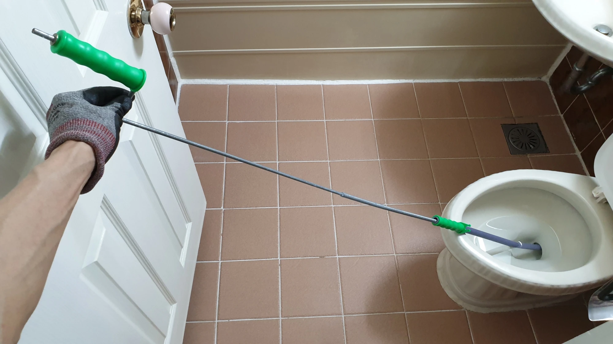 변기 뜷는 도구 사용 모습