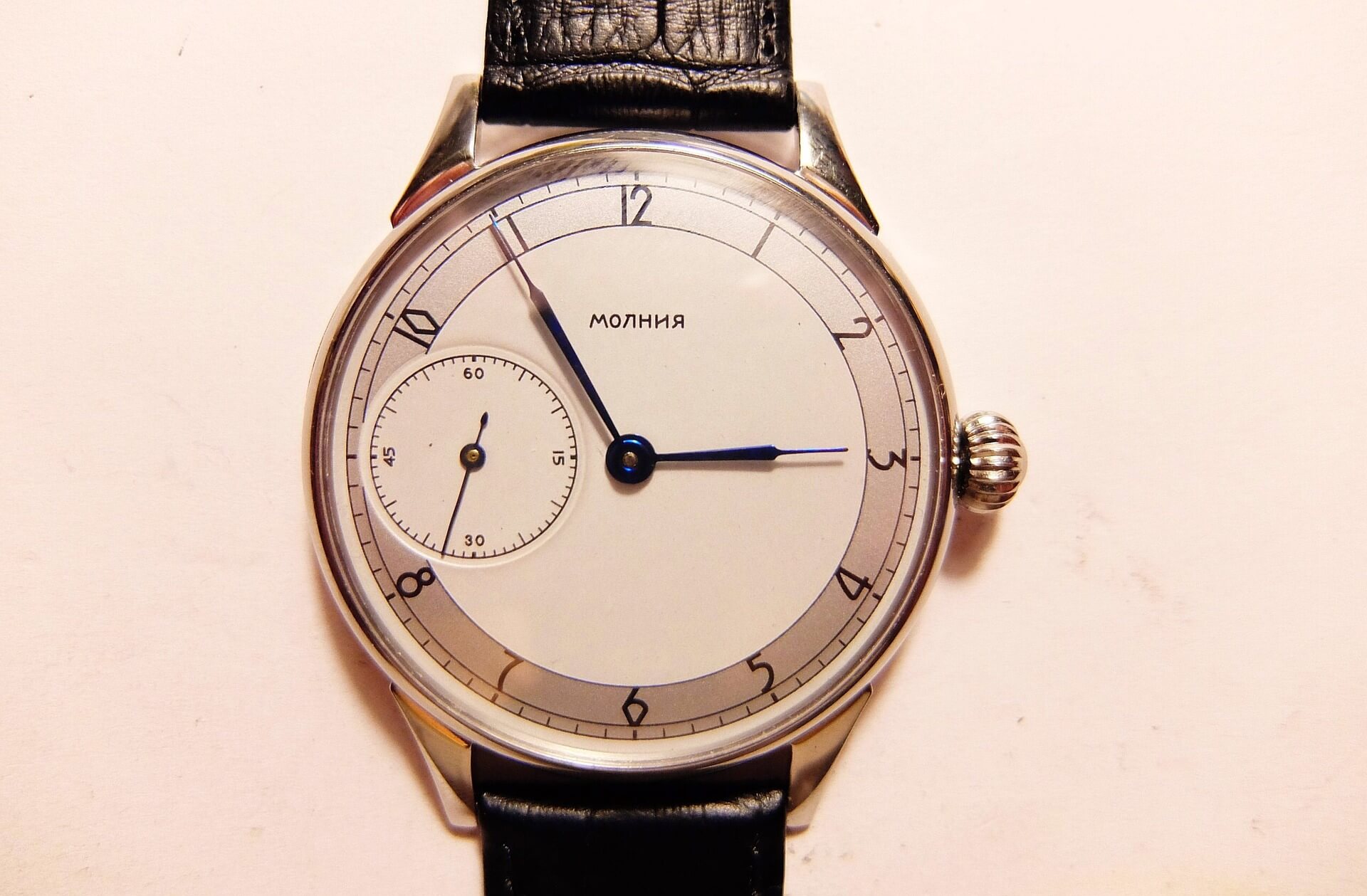 같은 레퍼런스라도 다이얼 색상·서체 차이가 가격을 가르는 구조