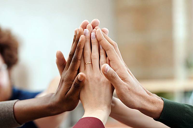 여러사람들이-손을-모아-탑을-쌓은-모습