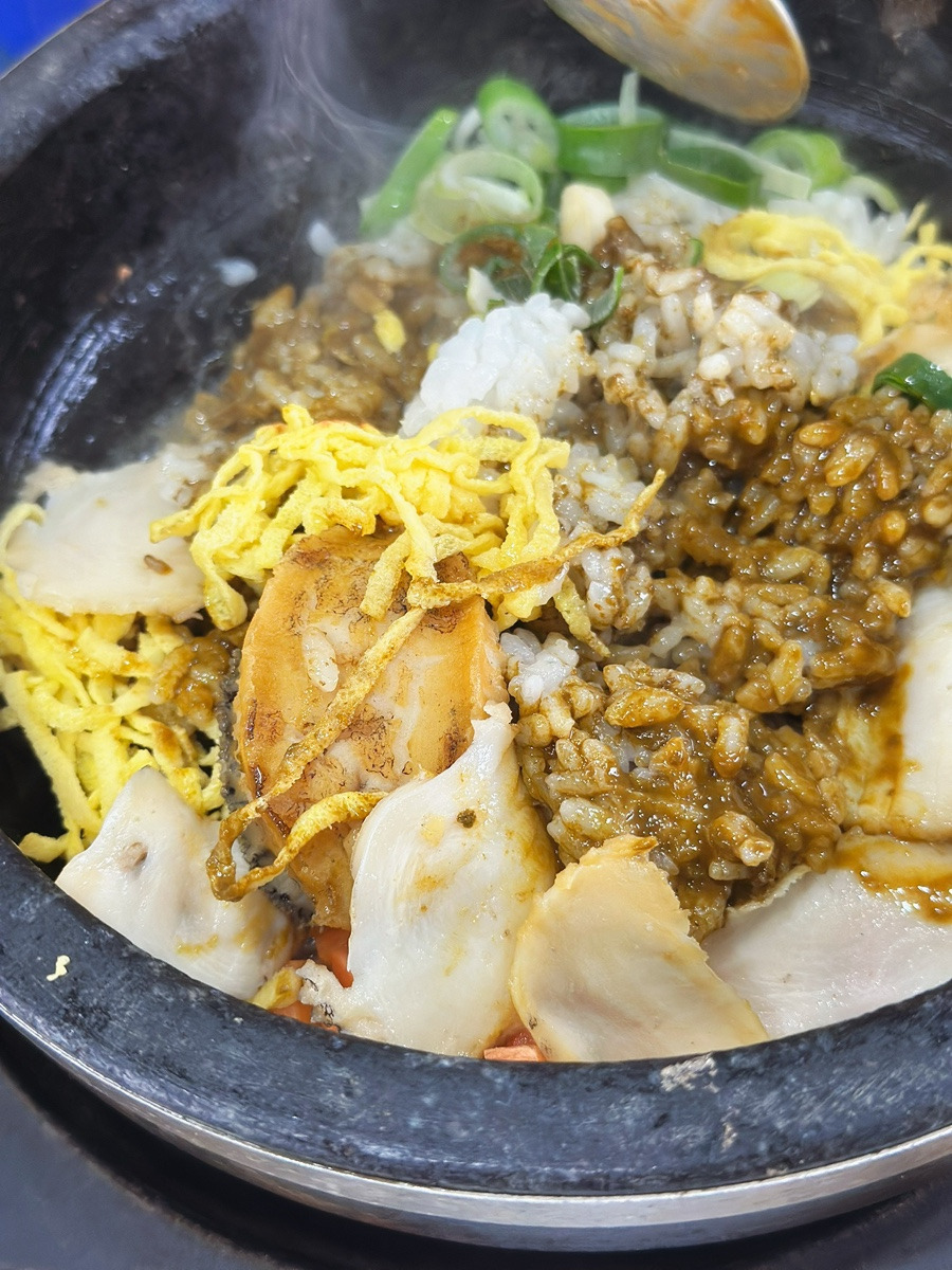 선명전복 전복돌솥밥 – 고소하게 익은 전복과 돌솥의 풍미가 살아있는 한 끼