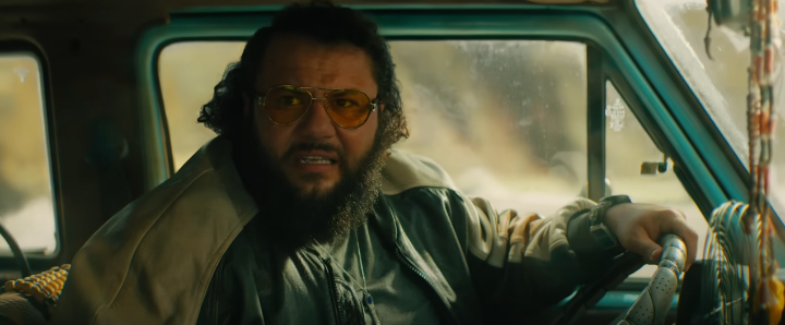 블랙아담을바라보고있는한남성