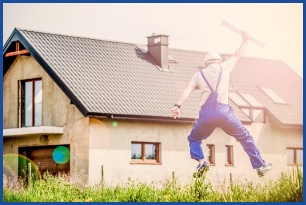 주택 앞 점프하는 남자