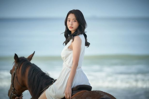 애마 주연 배우 방효린의 바닷가 촬영 컷