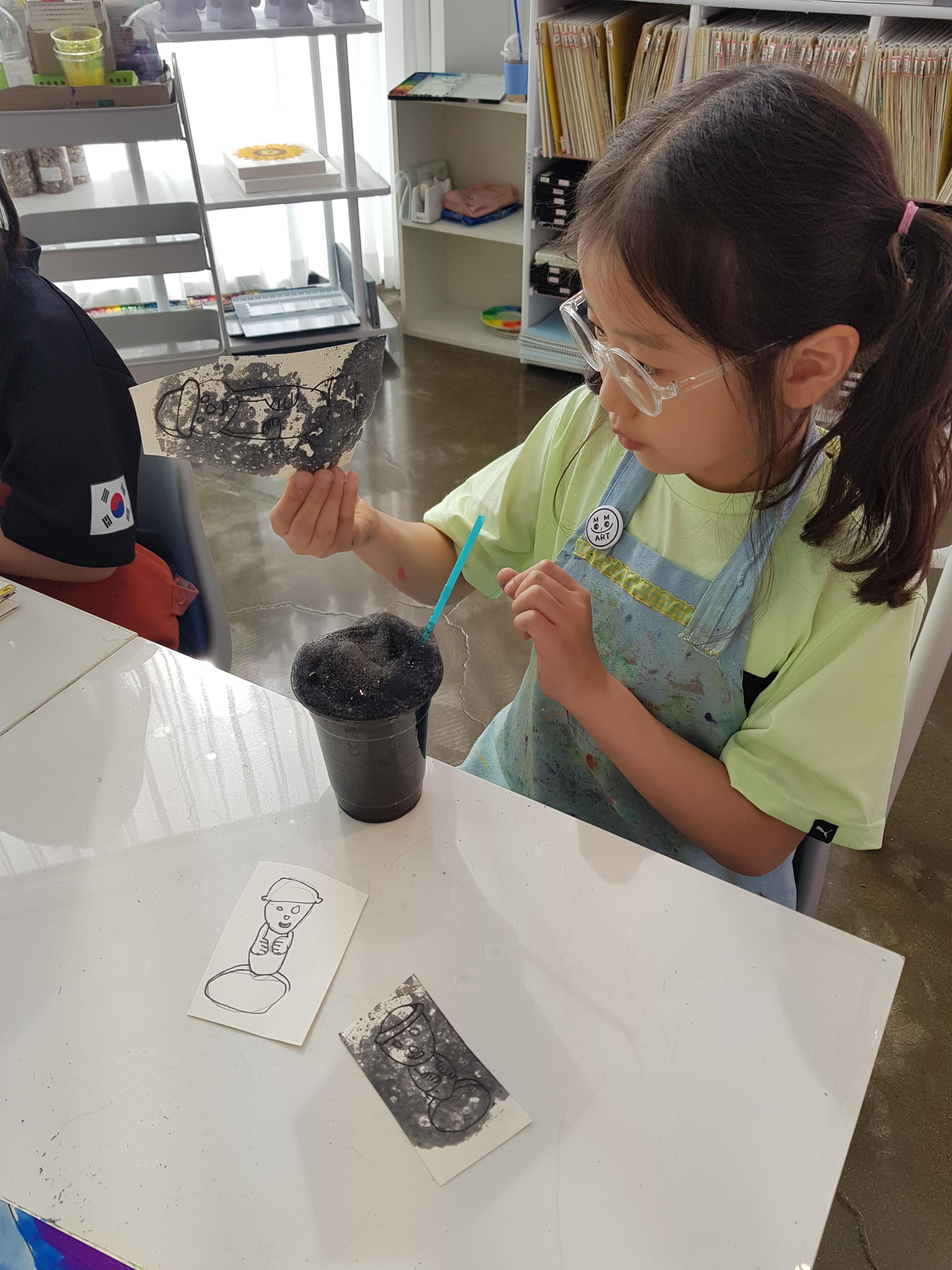 먹물 비눗방울로 돌하르방 표현하기