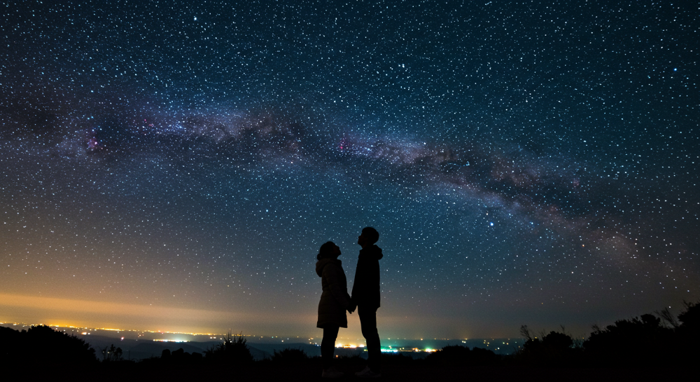 제주 밤하늘에서 은하수를 감상하는 한국인 커플