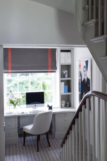 계단과 계단 사이의 자투리 공간을 활용