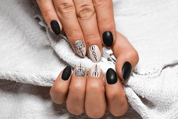 매니큐어-바른-손톱