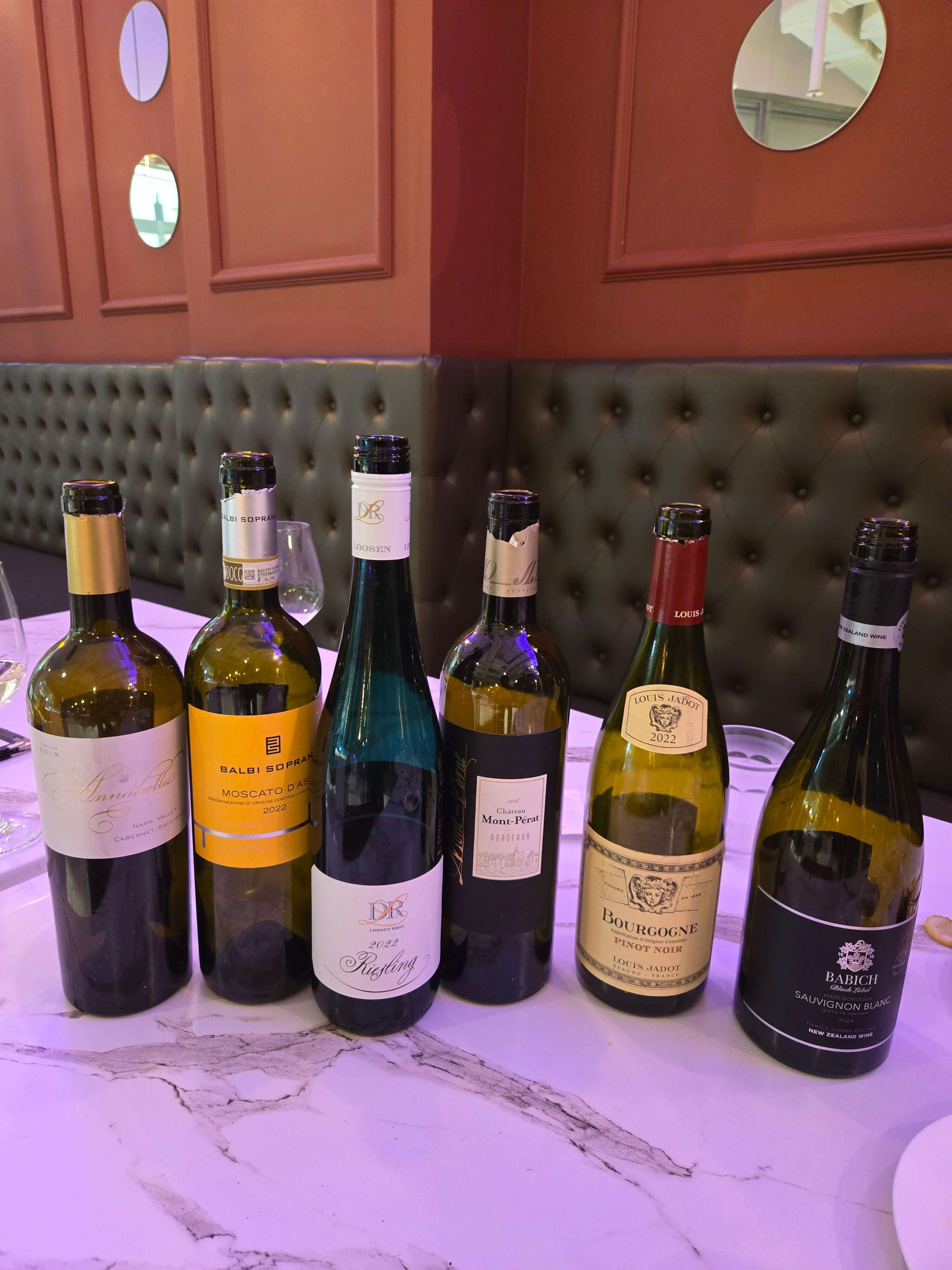 임장 후 뒤풀이에 마셨던 와인병들