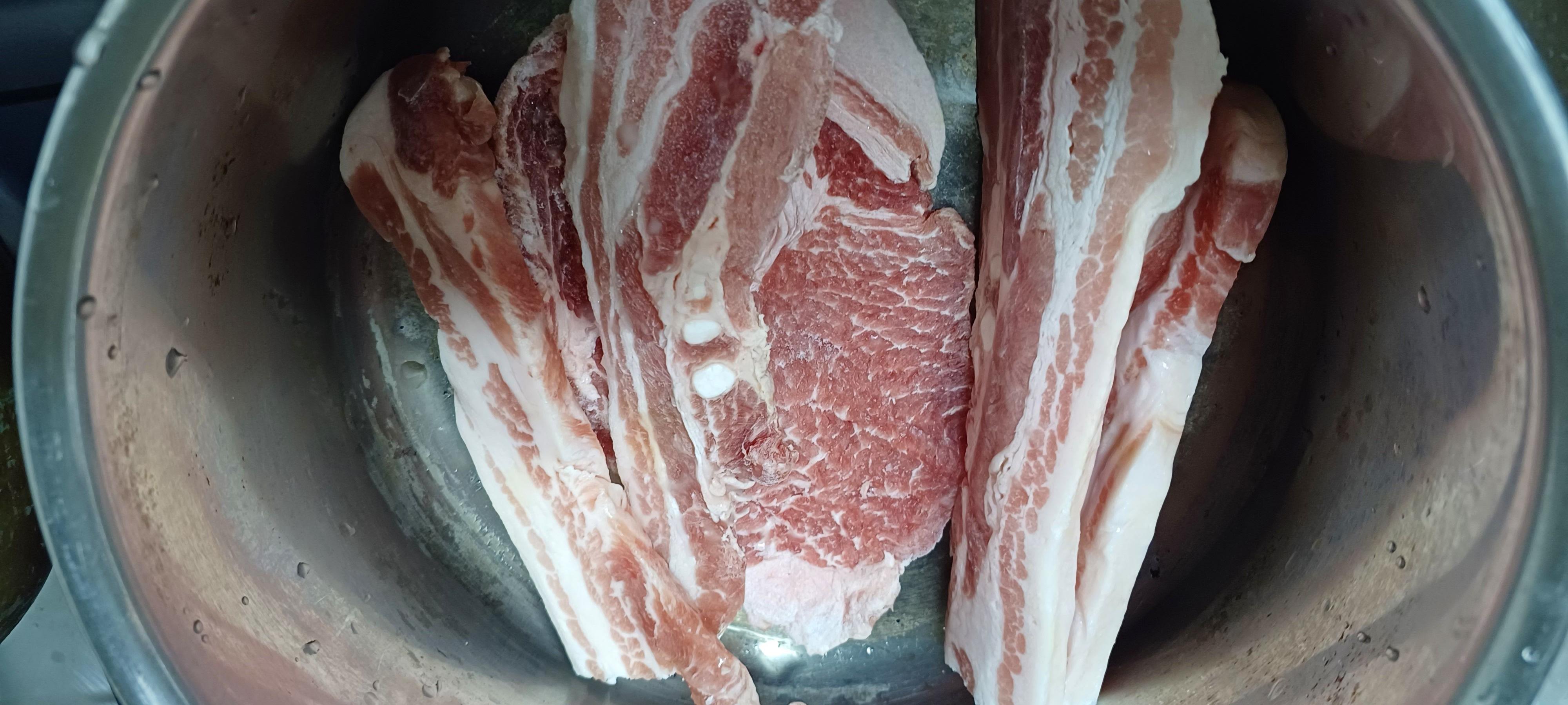 찌개에 사용할 삼겹살과 목살