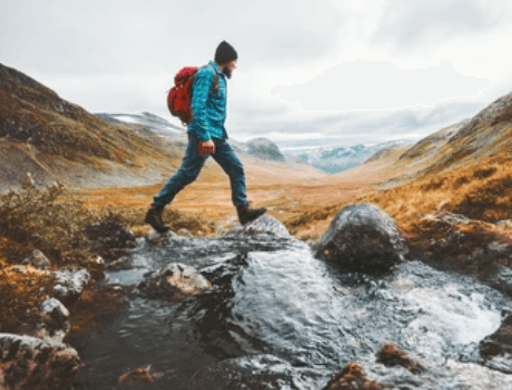 스칸디나비아-산악-지대-배낭-여행-중인-남성
