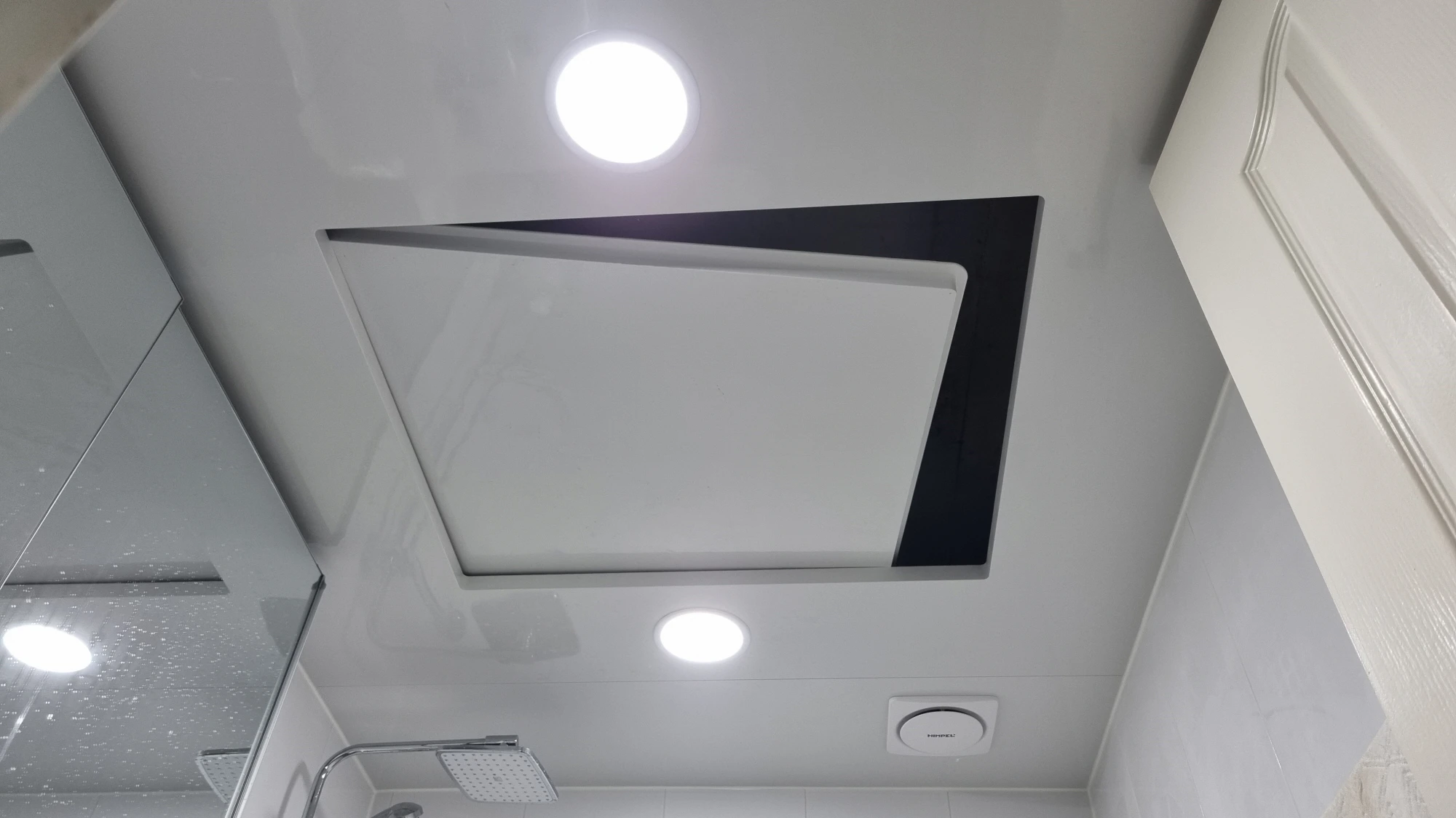 화장실 천장 열린 모습