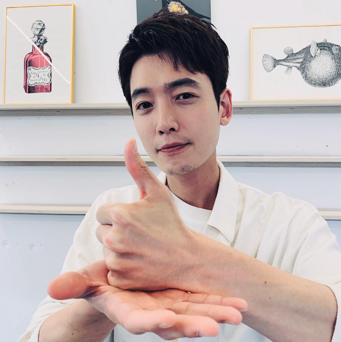 정경호 프로필 드라마 결혼 아버지 엄마 수영 나이 집안 연출 샴페인