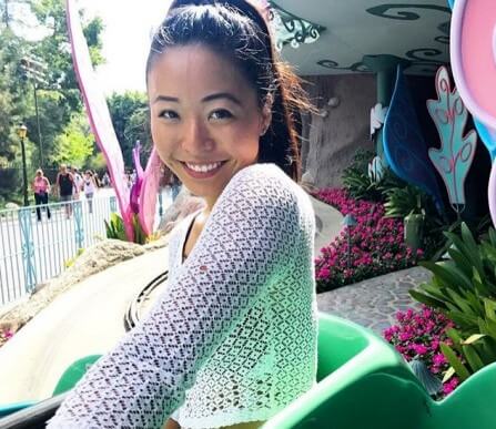 루-쿠마가이가-시스루-상의를-입고-의자에-앉아-밝게-웃고있는-사진