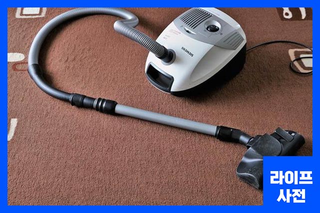진공 청소기로 이물질 흡입