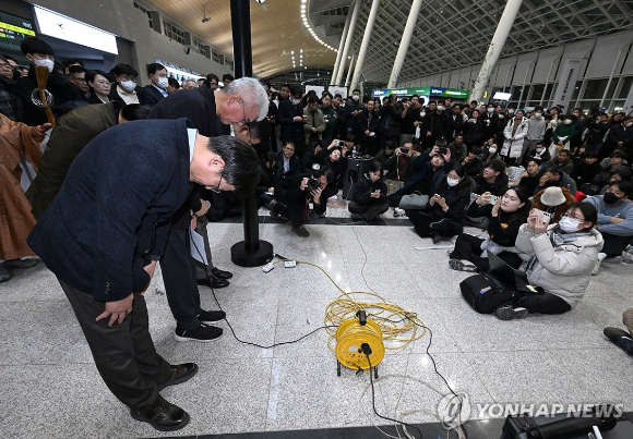 김이배 제주항공 대표(왼쪽부터)와 최형석 애경 총괄부회장이 29일 전남 무안국제공항 2층 유가족 대기실을 방문해 고개숙여 사과하고 있다. 2024.12.29 [공동취재] [사진=연합뉴스]