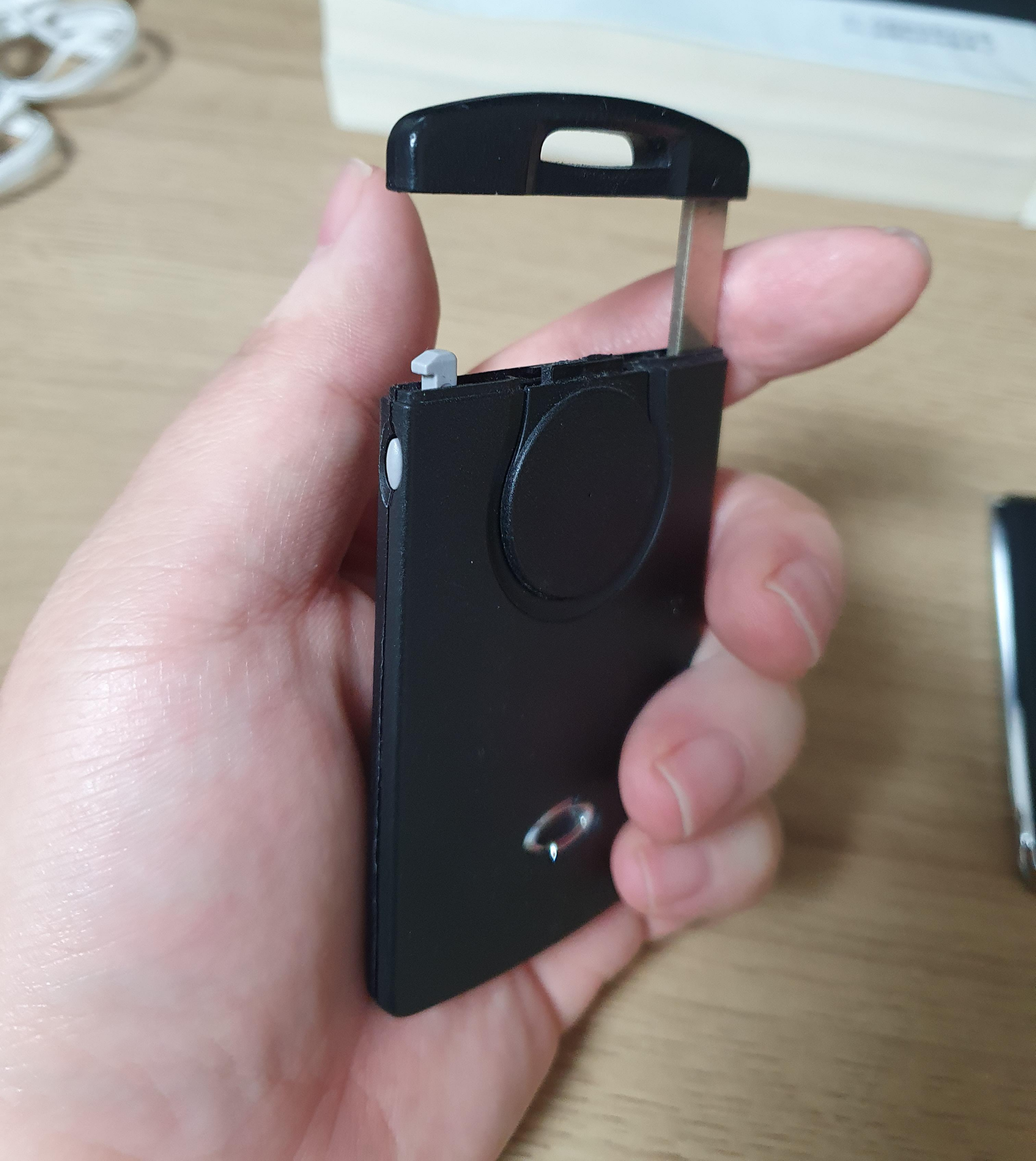 SM7 스마트키 보조키 빼는 방법