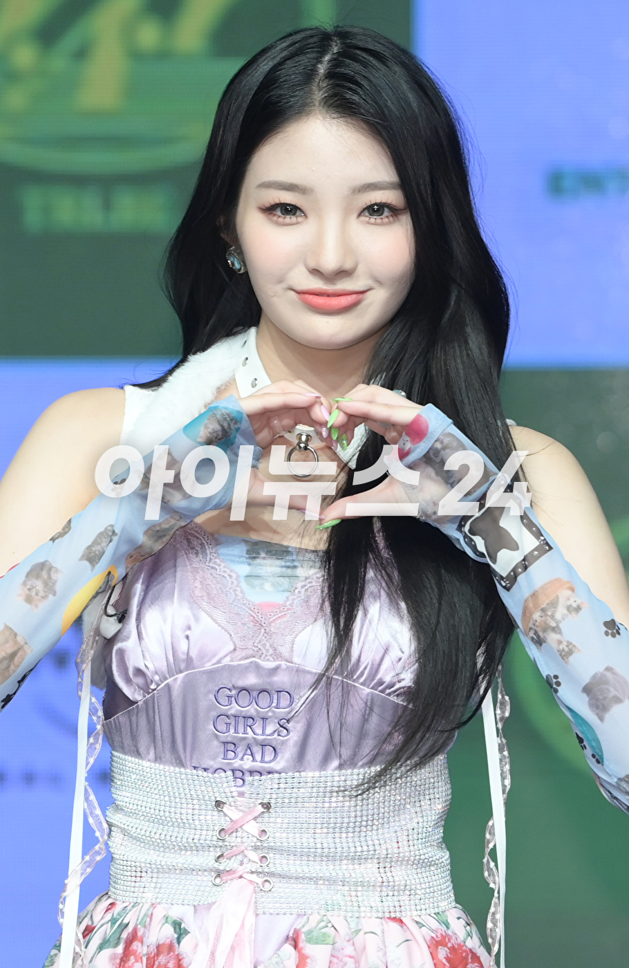 그룹 트라이비가 14일 오후 서울 강남구 청담동 일지아트홀에서 열린 트라이비(TRI.BE) 두 번째 미니앨범 &#39;W.A.Y(웨이)&#39; 발매 쇼케이스에서 타이틀곡 &#39;위 아 영&#39; 무대를 선보이고 있다.