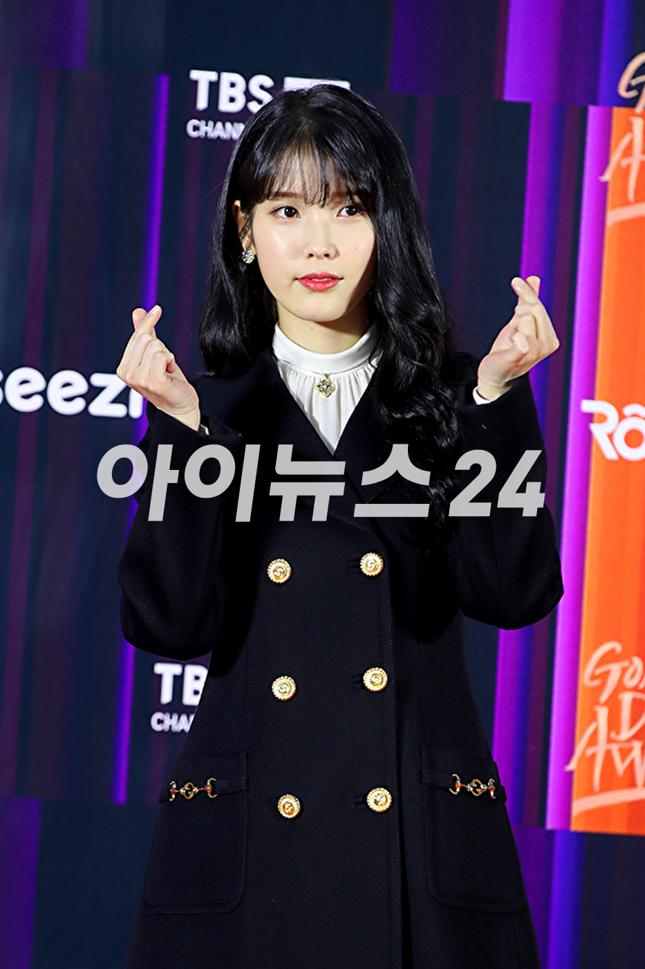 가수 아이유가 8일 오후 서울 고척 스카이돔에서 진행된 &#39;36회 골든디스크 어워즈&#39; 레드카펫 행사에 MC로 참석해 포즈를 취하고 있다. [사진=골든디스크 어워즈 사무국]