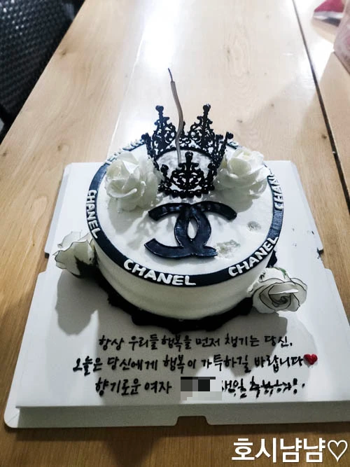 하남 모모케이크 샤넬 디자인 케이크 블랙 화이트 크라운 장식