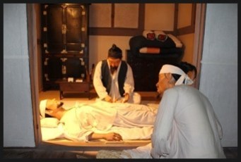 옛날-의사가-방안에-누워있는-환자들-돌보다-사망하는-모습