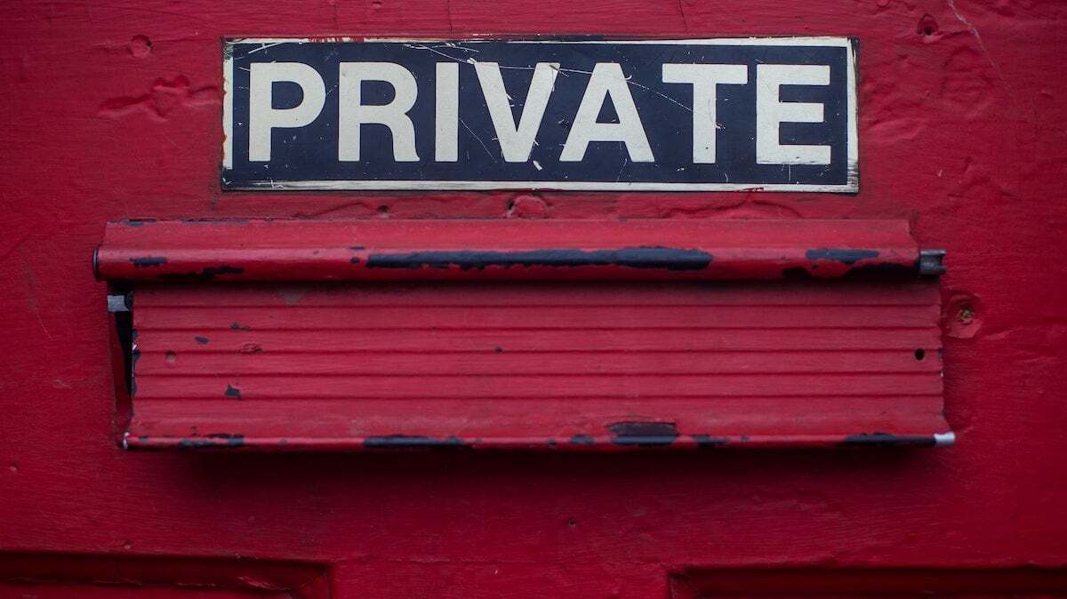 PRIVATE라는 판넬이 붙어 있는 빨간색 벽