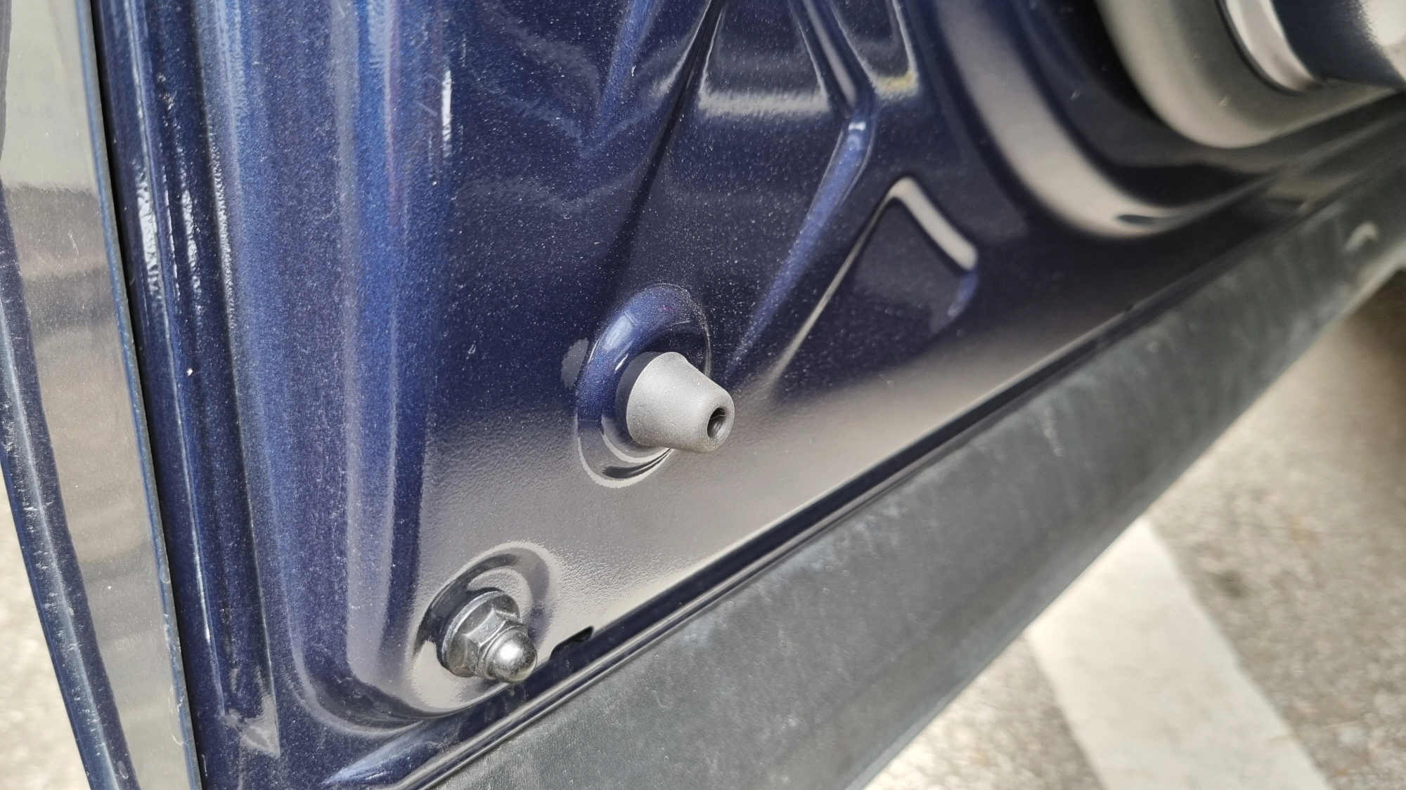 도어 고무 꼭지 끼운 모습