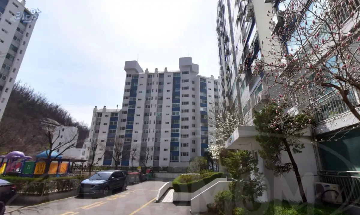 서대문구-홍은극동-아파트-입구-자동차-하늘-단지