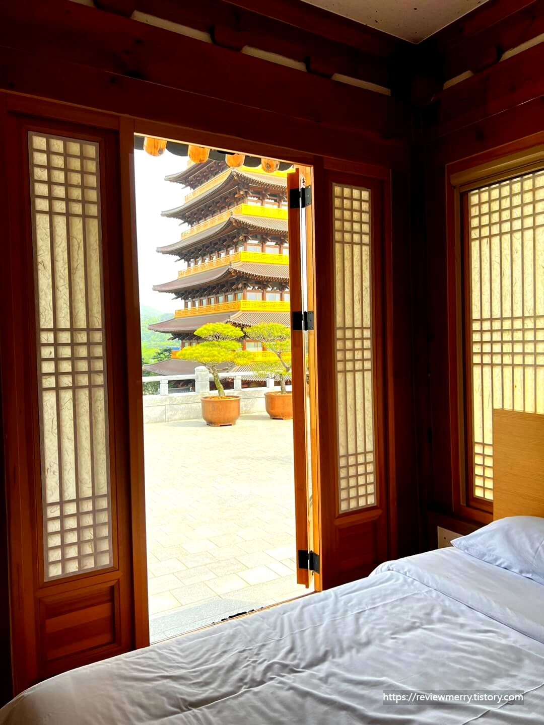 침대에서 보이는 중도타워 뷰