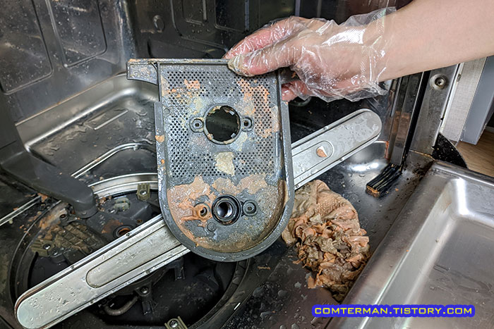 식기세척기 하부 노즐 커버 안쪽 오염물질