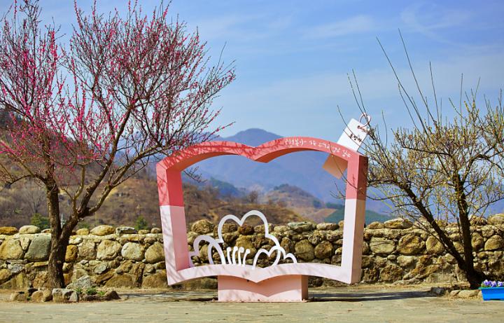 광양매화문화관 앞 매돌이 포토존