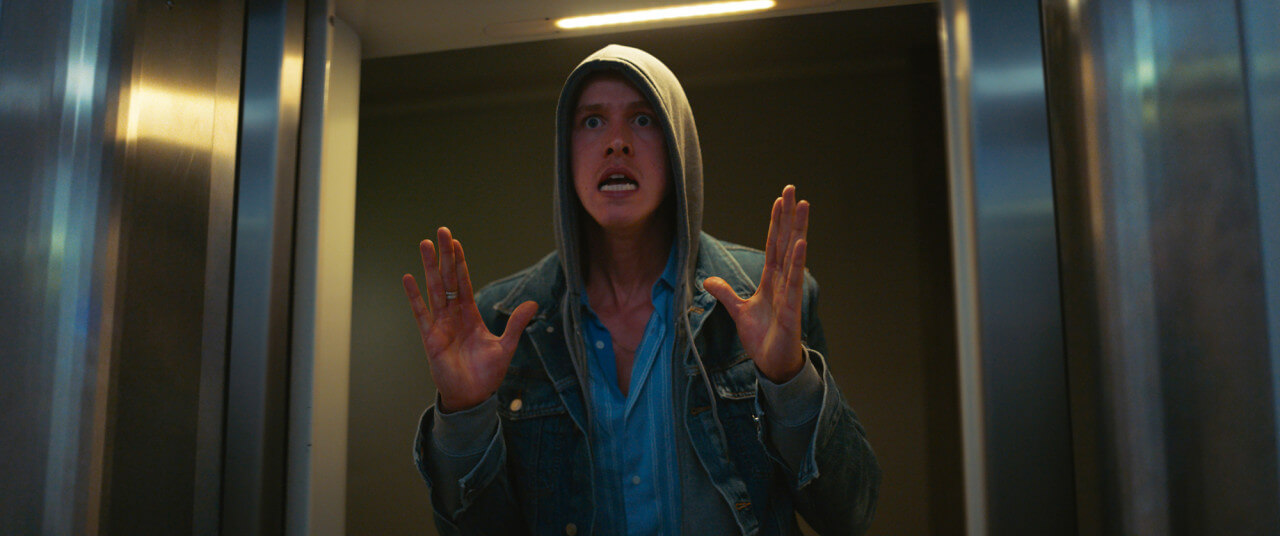 데이트 비용을 두고 싸우는 야야와 엘리베이터 앞에서 싸우는 칼의 화가 난 모습