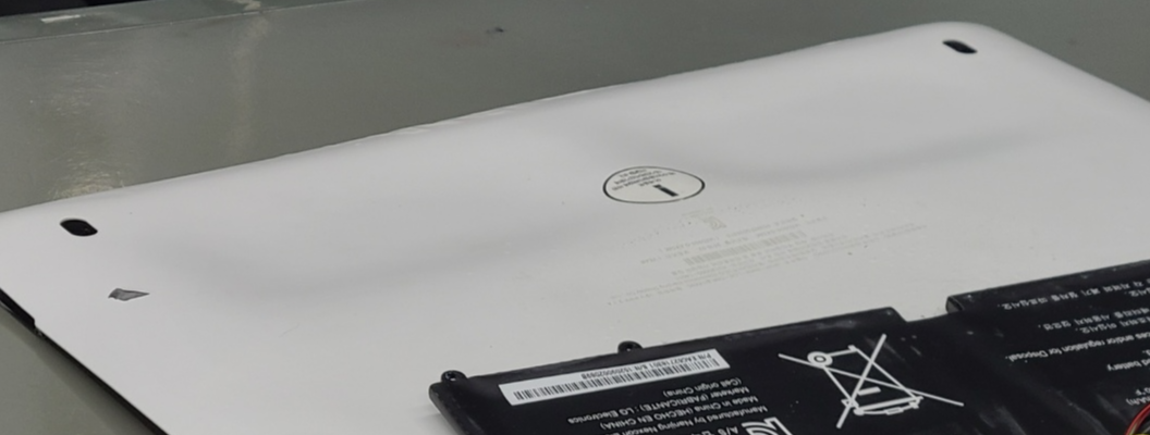 탈거된 바닥패널과 배터리