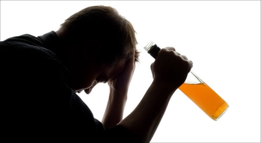 한남자가 손에 술병을 쥐고 있는 이미지