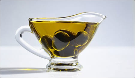 올리브 과육이 들어있는 올리브 오일 그릇