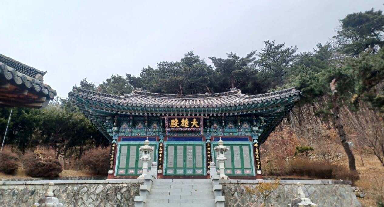 아산 송암사 : 설화산의 송림과 암벽이 어우러져 아름다운 경관을 연출하고 있는 사찰