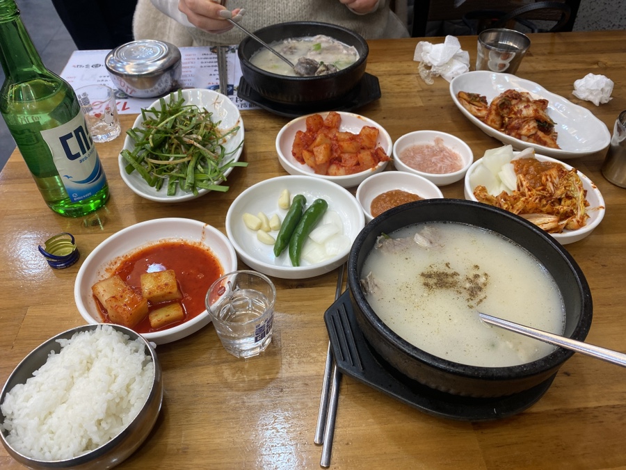 연산동 24시간 국밥맛집 종가돼지국밥 기본 밑반찬 구성, 깍두기 정구지 겉절이 모습