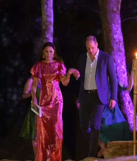 젠틀맨! 윌리엄 왕자! VIDEO: William takes Kate's hand to help her down cobbled staircase