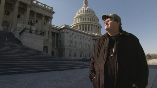 마이클 무어 감독이 백악관을 바라보고 있는 사진