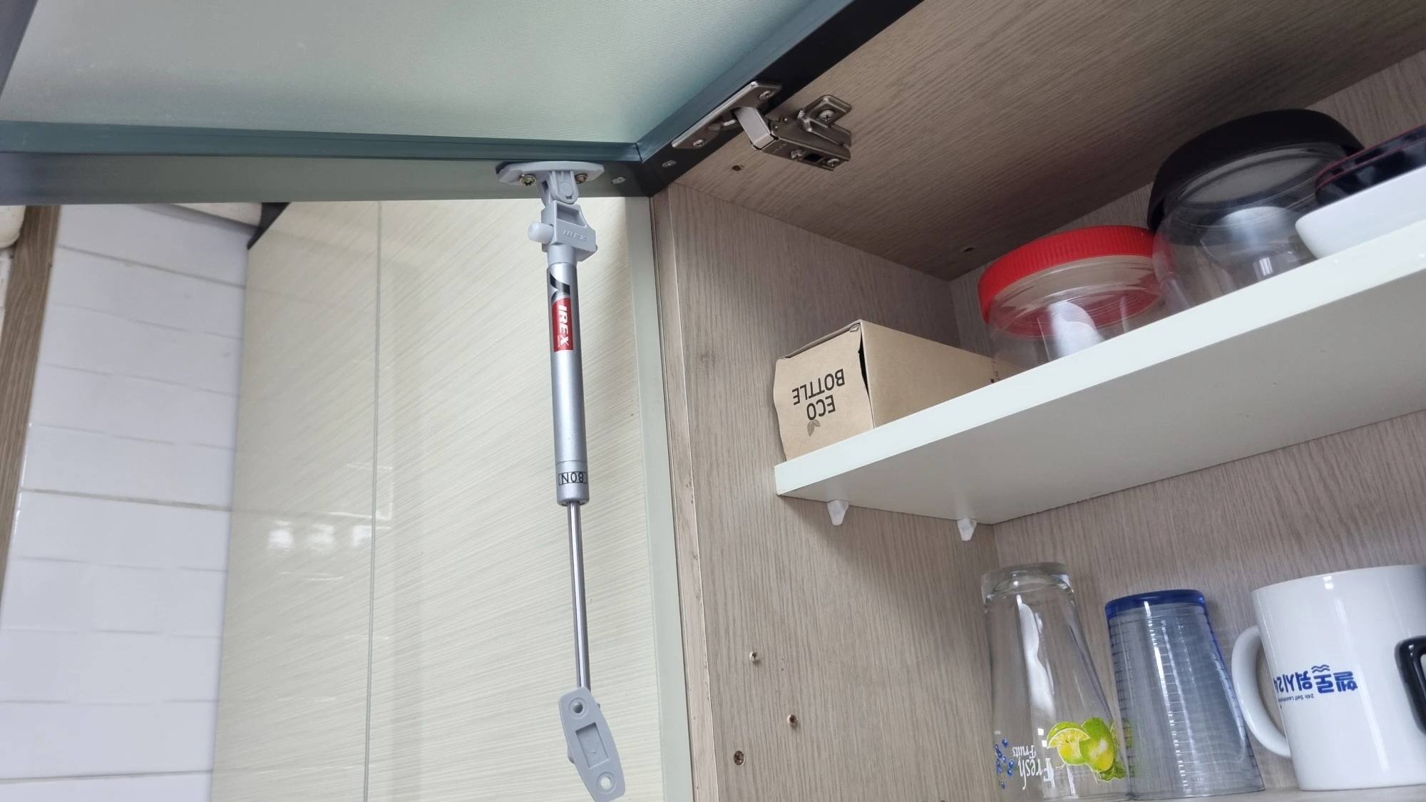 쇼바 위쪽 고정 상태