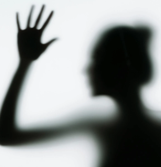 반투명한 유리 너머 실루엣으로 보이는 여성의 손과 얼굴 &mdash; 기억의 모호함과 여운을 상징하는 이미지