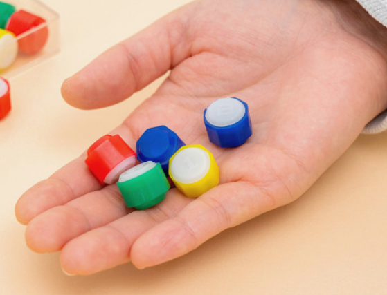 공기 놀이에 쓰이는 플라스틱 공기 알